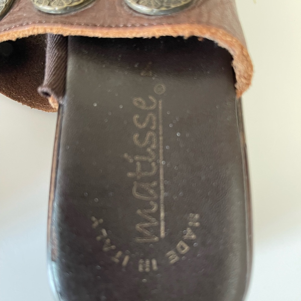 Matisse brown leather Sandals with metal disc adornments. Size 38 U.S 7.… - Picture 4 of 5